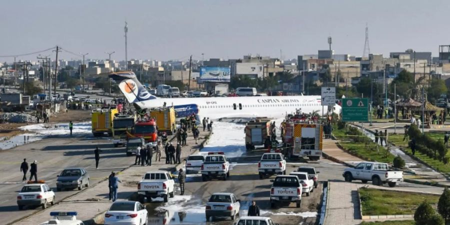 Das Flugzeug nach der Bruchlandung auf der Strasse