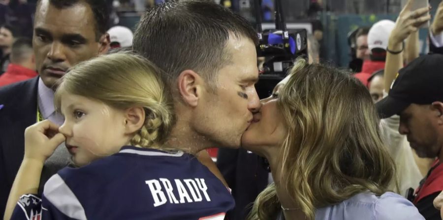 Tom Brady mit Tochter Vivian auf dem Arm und Frau Gisele Bündchen.