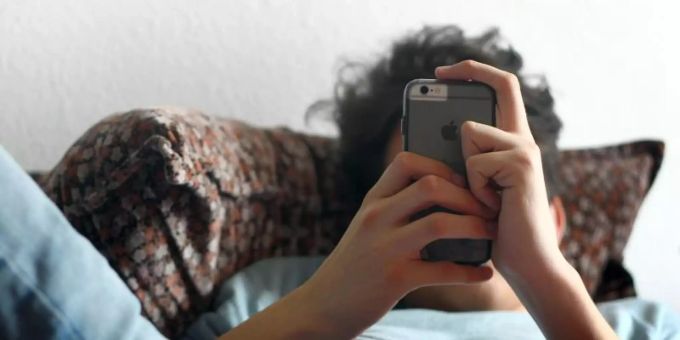 Apple rationiert den Verkauf von iPhones in seinen Online-Stores. Foto: picture alliance / dpa Apple rationiert den Verkauf von iPhones in seinen Online-Stores. Foto: picture alliance / dpa