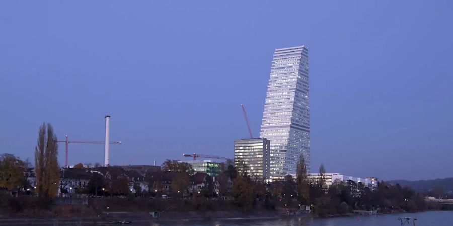 Die Pharmabranche spürt die Preissenkungen: der Roche Tower im Kleinbasel (Archivbild).