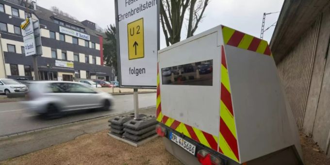Eine mobile Radarfalle in Deutschland. (Symbolbild) radar