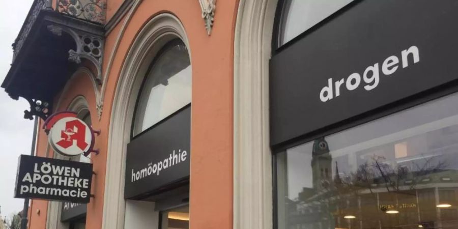 «drogen» steht über der Löwen-Apotheke am Viktualienmarkt in München - gemeint sind Arzneimittel. Foto: Tabea Huser/dpa