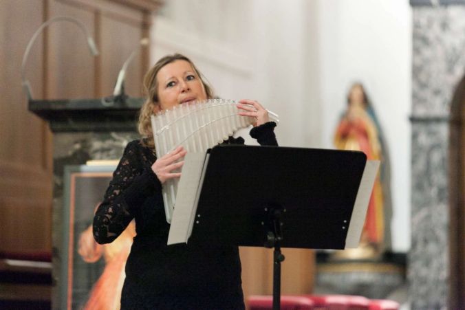 Karin Inauen-Schaerer mit Glaspanflöte