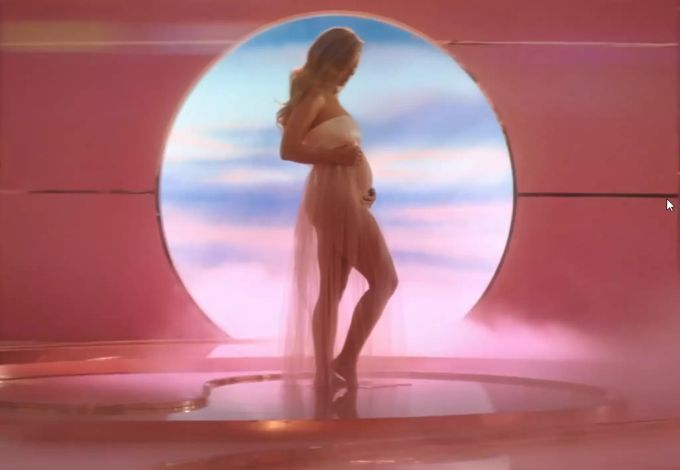 Am Ende des Videoclips enthüllt Katy Perry ihren Babybauch. Für die Sängerin ist es der erste Nachwuchs. Katy Perry