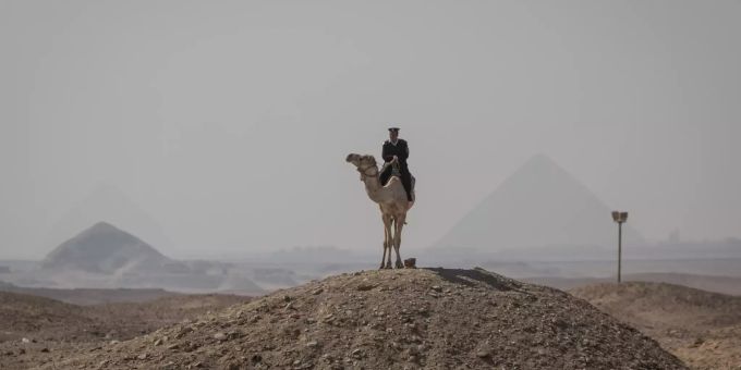 Ein ägyptischer Polizist auf einem Kamel steht Wache in der Nähe der Djoser-Pyramide in Saqqara ausserhalb von Kairo. Ägypten polizei