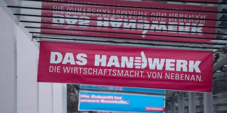 Messebesucher auf der IHM im Jahr 2016. Den Behörden ist die Grossveranstaltung dieses Jahr zu riskant. Foto: picture alliance / dpa