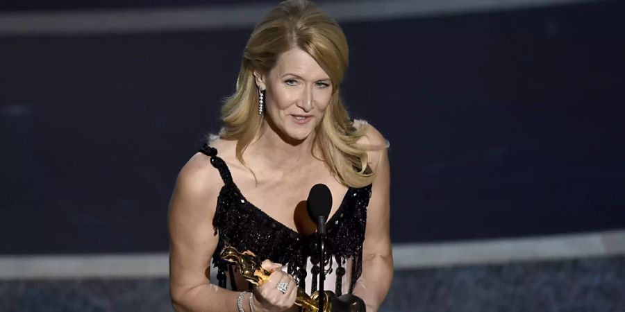 Laura Dern erhält den Oscar für die beste Nebenrolle.