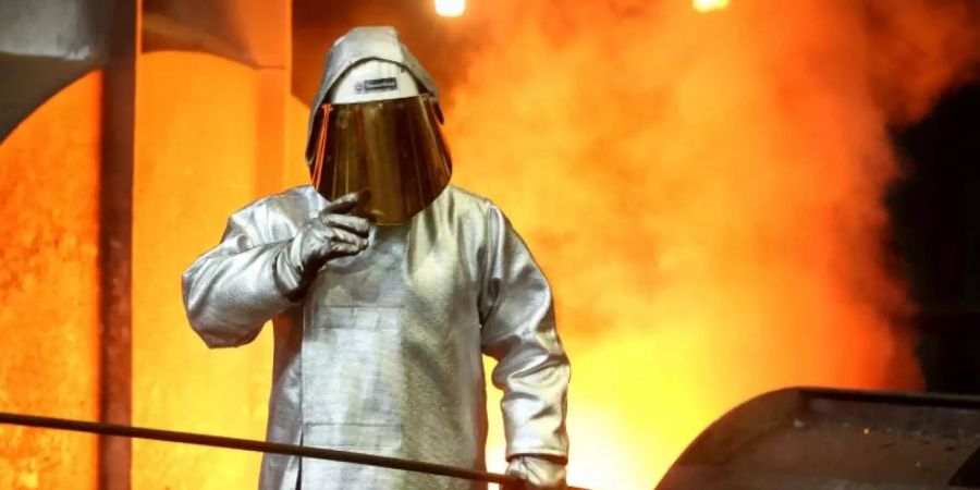 Hochofen bei ThyssenKrupp in Duisburg: Die USA haben ihre Strafzölle auf Stahl- und Aluminium-Importe aus aller Welt ausgeweitet. Foto: Roland Weihrauch/dpa