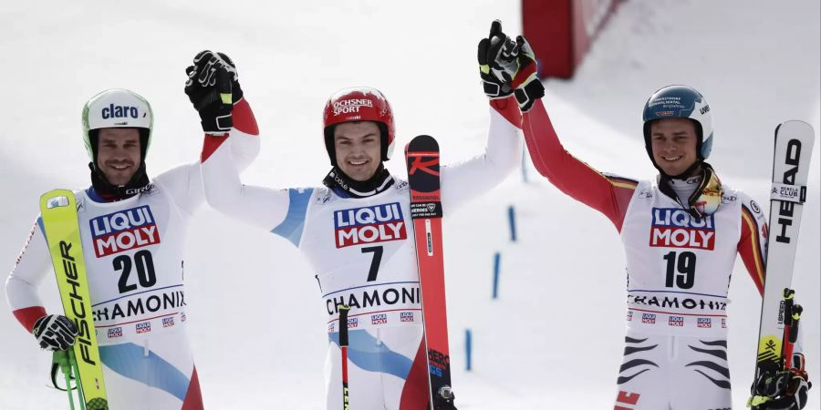 Loïc Meillard gewinnt den Parallel-Riesenslalom in Chamonix vor Thomas Tumler und Alexander Schmid.