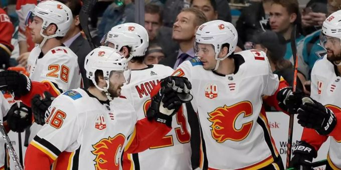 Tobias Rieder (2.v.l) feiert mit seinen Teamkollegen von den Calgary Flames seinen Treffer. (Archivbild) Calgary Flames