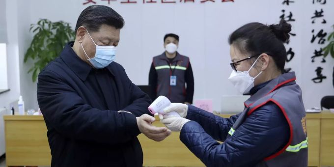 Der chinesische Staatschef Xi Jinping, links, lässt seine Körpertemperatur prüfen. China Outbreak