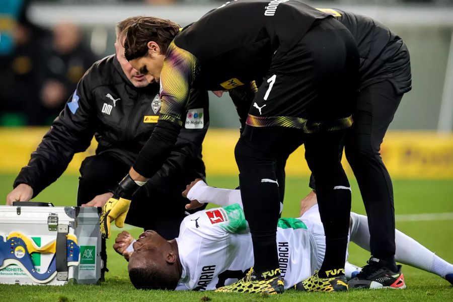 Yann Sommer und zwei Teambetreuer kümmern sich um den am Boden liegenden Denis Zakaria.