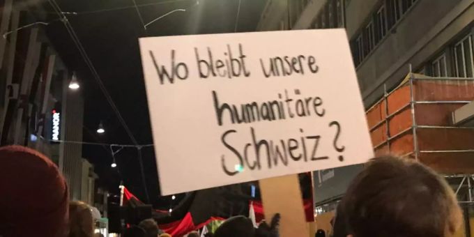 An der illegalen Demo in der Basler Innenstadt nahmen laut der Polizei rund 200 Menschen teil. Demonstration Basel Polizei benutzt Reizstoff