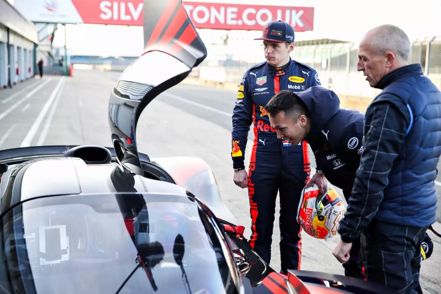 Testfahrer Chris Goodwin erklärt Alex Albon und Max Verstappen die Aston Martin «Valkyrie».