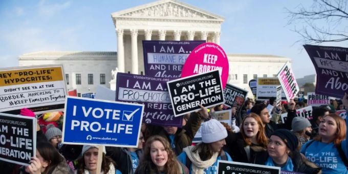 Abtreibungsgegnerinnen und -gegner protestieren in Washington. abtreibung