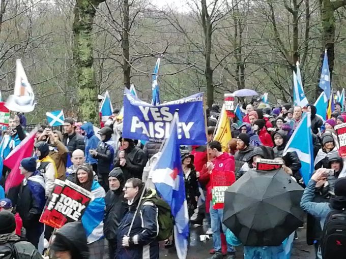 Teilnehmer nehmen in Schottland am All Under One Banner (AUOB) Marsch teil und fordern die Unabhängigkeit Schottlands von Grossbritannien. Foto: Davy Tolmie Unabhängigkeitsmarsch in Schottland