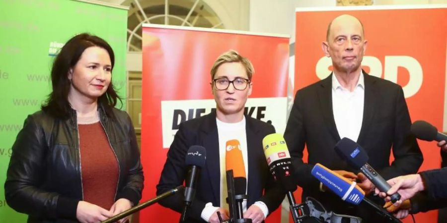 Thüringens Umweltministerin Anja Siegesmund (l-r) von Bündnis90/Die Grünen, die Linke-Fraktionsvorsitzende Susanne Hennig-Wellsow und Wirtschaftsminister Wolfgang Tiefensee (SPD) geben die Beendigung der Verhandlungen über eine Minderheitsregierung bekannt. Foto: Bodo Schackow/dpa-Zentralbild/dpa