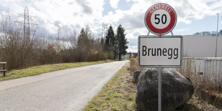 Einfahrtsstrasse Richtung der Gemeinde Brunegg.