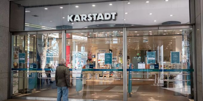 Ein Passant steht vor einer geschlossenen Filiale der Warenhauskette Karstadt in Hannover (D). karstadt
