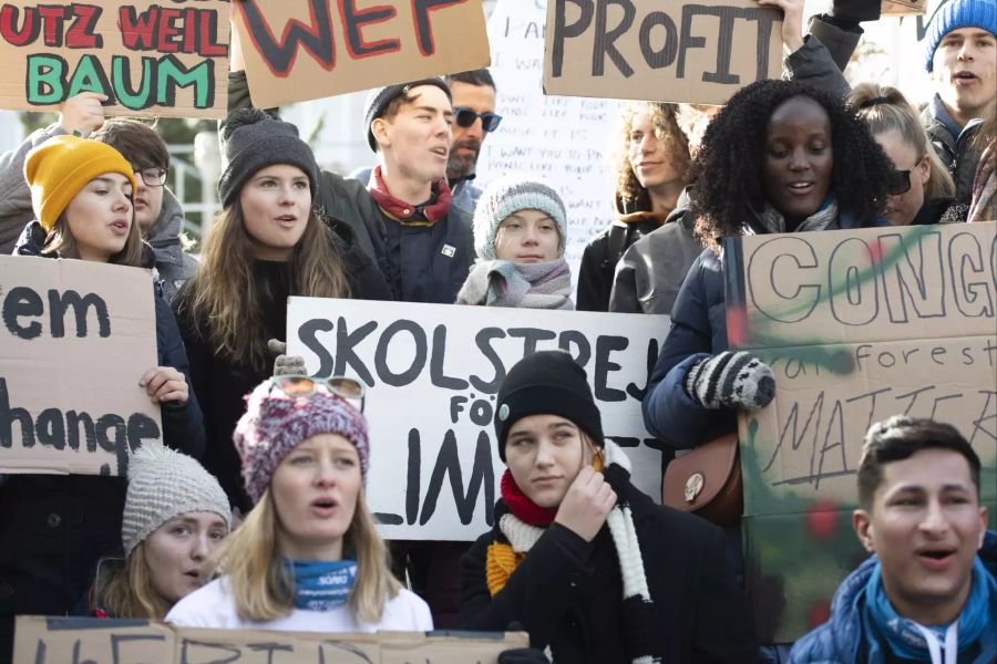 24.01.2020, Schweiz, Davos: Die Klimaaktivistinnen Greta Thunberg aus Schweden (2. Reihe, M), Luisa Neubauer aus Deutschland (2. Reihe, 2.v.l) aus Deutschland, Isabelle Axelsson aus Schweden