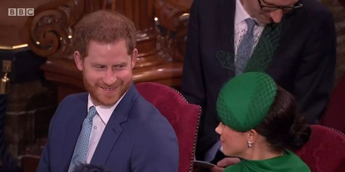 Fieses Schmunzeln - Was flüstert Harry hier seiner Meghan wohl zu?