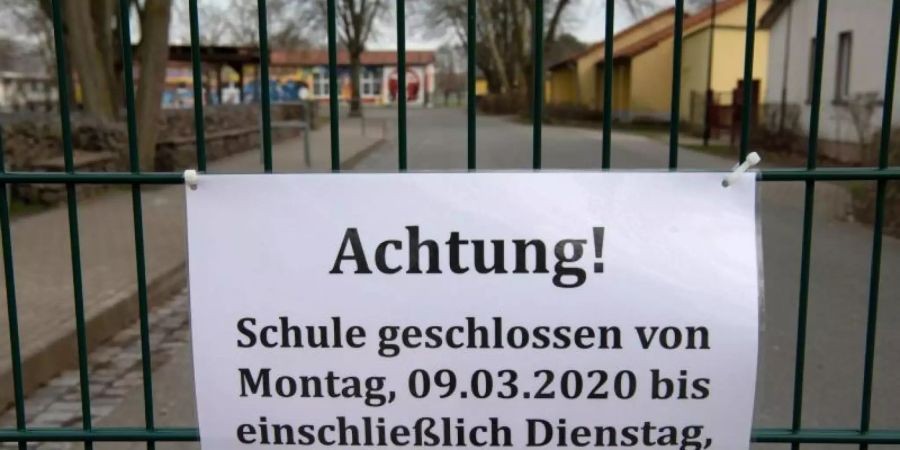 Sinnvoll oder nicht? Um die Ausbreitung des Coronavirus zu verlangsamen, werden Schulen und Kitas bei einem bestätigten Fall in der Regel geschlossen. Foto: Paul Zinken/dpa