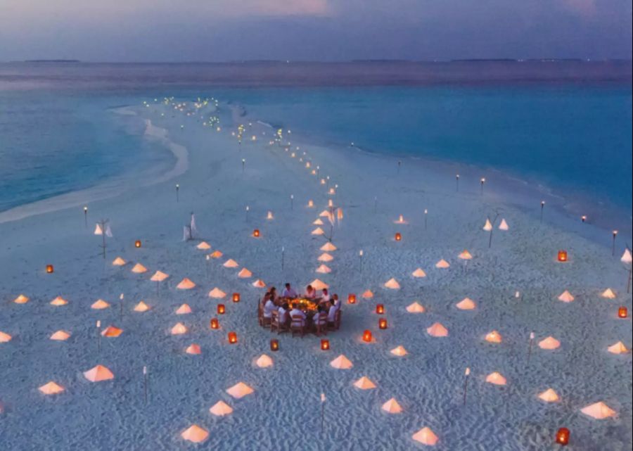 Ein Candle-Light-Dinner am Strand kann separat gebucht werden.