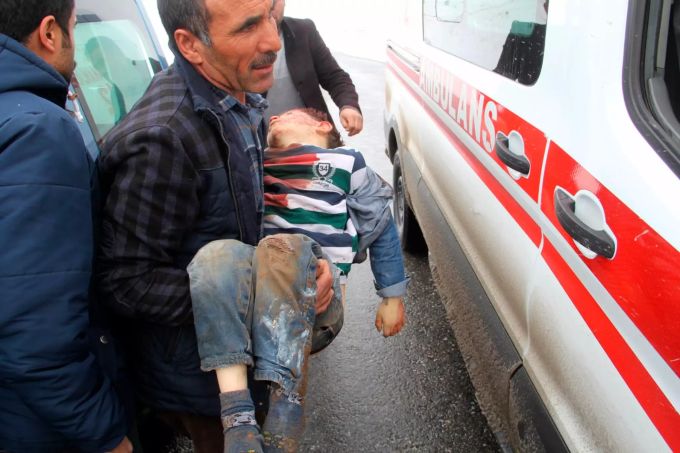 Ein Mann trägt einen verletzten Jungen zu einem Krankenwagen, nachdem ein Erdbeben Dörfer in der Provinz Van schwer erschüttert hat. Erdbeben in der Türkei
