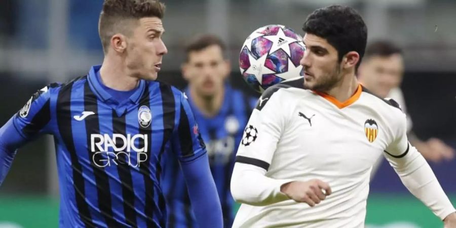 Robin Gosens (l) spielt für Atalanta Bergamo. Foto: Antonio Calanni/AP/dpa