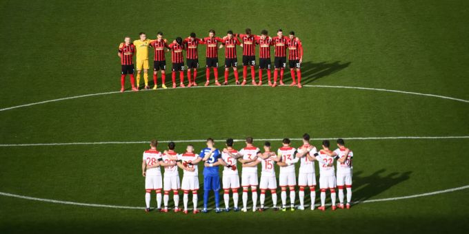 SC Freiburg und Fortuna Düsseldorf gedenken vor dem Spiel in einer Schweigemeinute den Toten des Anschlags in Hanau. SC Freiburg
