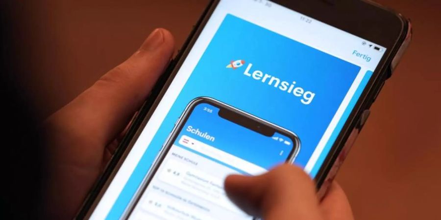 Begleitet von Kritik ist die neue App zur Bewertung von Lehrern in Deutschland und Österreich online gegangen. Foto: Georg Hochmuth/APA/dpa