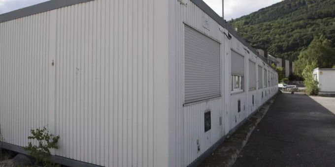 Der Kanton Bern nutzt 88 Wohncontainer auf dem Bözingenfeld in Biel vorübergehend als Unterkunft für Asylsuchende. (Archivbild) Rückkehrzentren