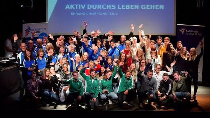 Männerriege und Frauenturnverein (die mit dem blauen Trainer) an der Champions Night in Baden (Ehrung Turnfestsieg). Männerriege und Frauenturnverein Zetzwil