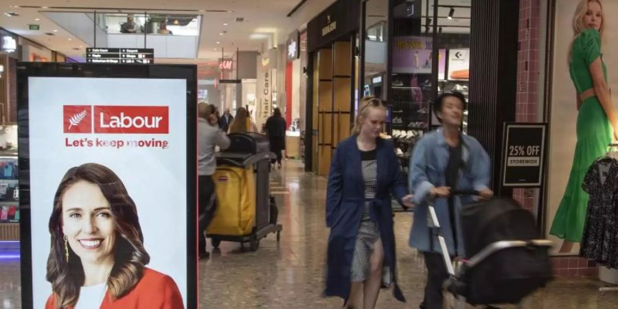 Auf Stimmenfang: Eine elektronische Plakatwand in einem Einkaufszentrum, die ein Foto der neuseeländischen Premierministerin Jacinda Ardern zeigt. Foto: Mark Baker/AP/dpa