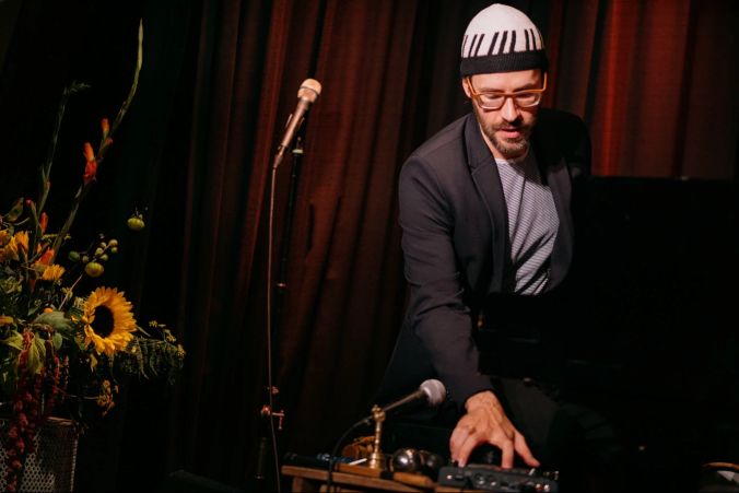 Flügel und Synth. Verpflichtung an die Geschichte und moderne Technik vereint.