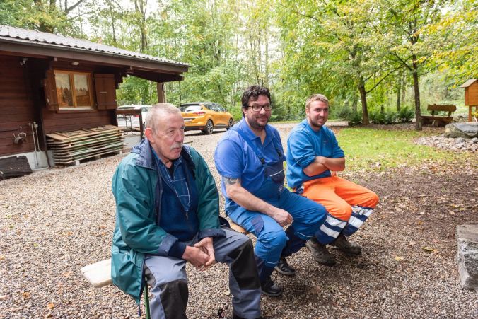 Am wärmenden Feuer: Stefan Studer, Daniel Steiner (Präsident) und Patrick Oeggerli.