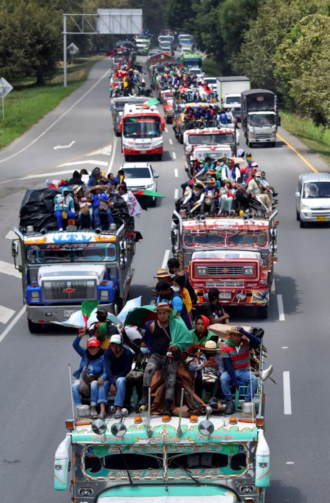 Der Demonstrationszug von kolumbianischen Ureinwohnern auf dem Weg in die Hauptstadt Bogota Kolumbien Ureinwohner