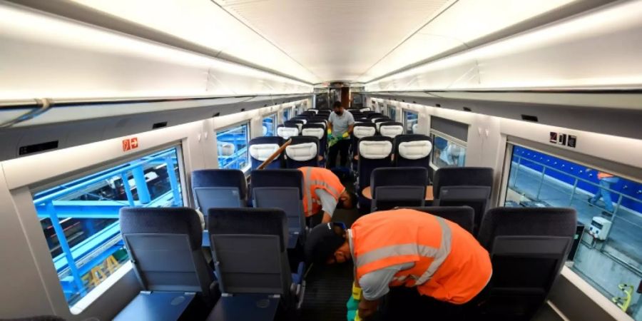 Reinigung eines ICE-Waggons im Juni