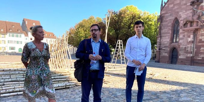 Die drei Initianten der Kunsttage Basel: Petra Sigg (Freunde des Kunstmuseums Basel), Daniel Kurjakovic (Kunstmuseum Basel) und der Galerist Carlo Knöll vor einem Kunstwerk im öffentlichen Raum. Die drei Initianten der Kunsttage Basel: Petra Sigg (Freunde des Kunstmuseums Basel), Daniel Kurjakovic (Kunstmuseum Basel) und der Galerist Carlo Knöll vor einem Kunstwerk im öffentlichen Raum.