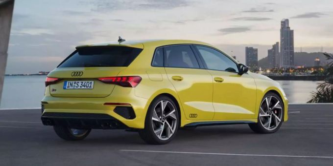 Selbst in Quietschgelb unauffällig: der neue Audi S3 Sportback Audi S3 2020 Sportback