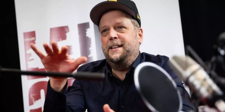 Rapper Smudo vor der Aufzeichnung eines neuen Podcasts des Vereins "Laut gegen Nazis" in Hamburg. Foto: Christian Charisius/dpa