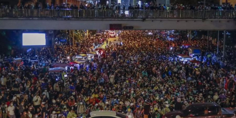 Pro-Demokratische Aktivisten ziehen bei einem Protestmarsch in Bangkok zum Büro des Ministerpräsidenten. Foto: Sakchai Lalit/AP/dpa