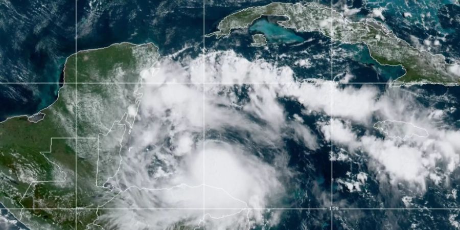 HANDOUT - Hurrikan «Nana» braut sich über Belize zusammen. Foto: Uncredited/NOAA/AP/dpa - ACHTUNG: Nur zur redaktionellen Verwendung im Zusammenhang mit der aktuellen Berichterstattung und nur mit vollständiger Nennung des vorstehenden Credits