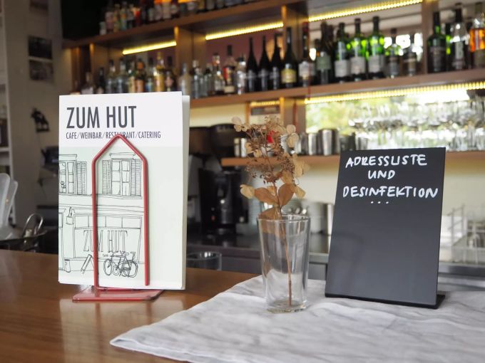 Mit den neuesten Bestimmungen müssen die Kontaktdaten der Gäste erhoben werden. Weinbar zum Hut Uster