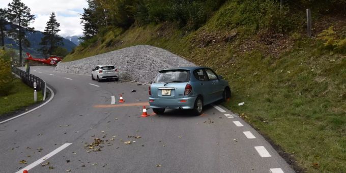 Frontal mit Stützmauer kollidiert. Frontal mit Stützmauer kollidiert
