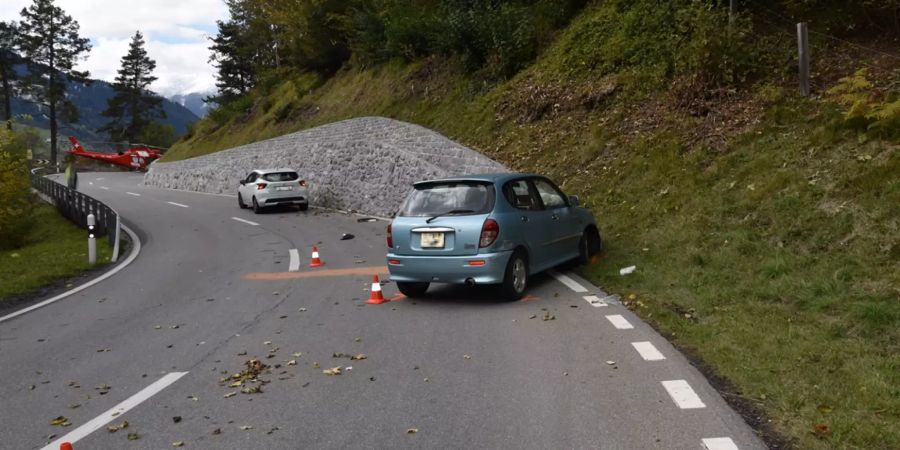 Frontal mit Stützmauer kollidiert