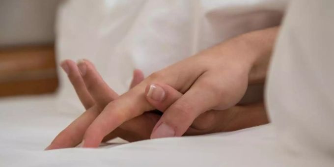 Ein Mann und eine Frau liegen in einem Bett. Für eine statistisch belastbare Aussage zu Schwangerschaften während Corona sei es noch viel zu früh, sagen Ärzte. Foto: Christin Klose/dpa-tmn/dpa Ein Mann und eine Frau liegen in einem Bett. Für eine statistisch belastbare Aussage zu Schwangerschaften während Corona sei es noch viel zu früh, sagen Ärzte. Foto: Christin Klose/dpa-tmn/dpa