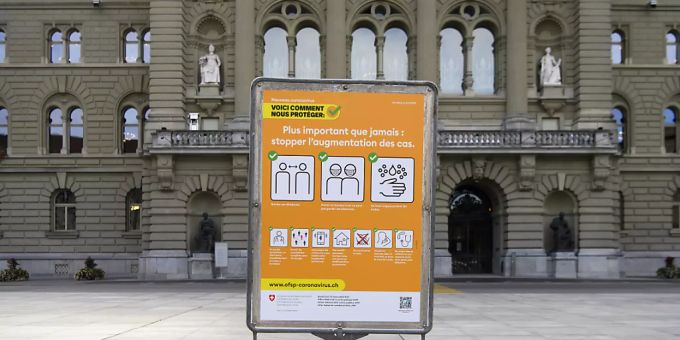 Ein BAG-Plakat mit Verhaltensregeln im Umgang mit dem Coronavirus auf dem Bundesplatz in Bern. Bundesplatz corona