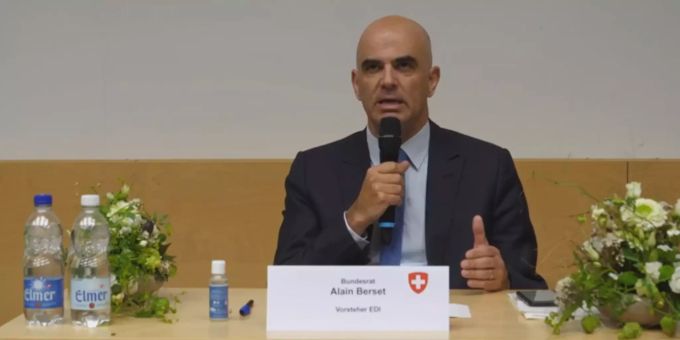 Bundesrat Alain Berset an der Medienkonferenz in St. Gallen mit Regierungspräsident Bruno Damann. Alain Berset St. Gallen
