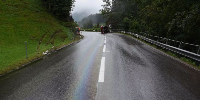 Ölverschmutze Strasse verursacht Unfall